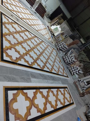 السجادة الرخامية البيضاء والصفراء في تصميم عصري