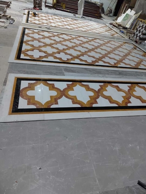 السجادة الرخامية البيضاء والصفراء في تصميم عصري