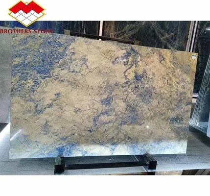 بلاط كبير حديث من الحجر الفاخر الأوردة البيضاء الرخام الكلوزونية لأرضية غرفة المعيشة