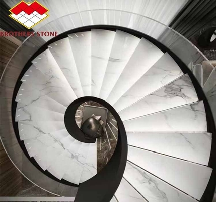 الدرج الرخامي الداخلي للفندق مع تصميم منحني حلزوني حديث وخيار القطع حسب الحجم