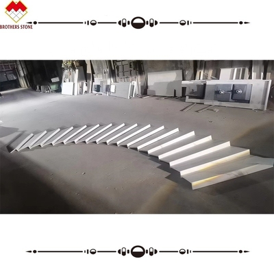 السلالم الداخلية المصنوعة من الحجر الاصطناعي مع نمط كالاكاتا وغطاء إضاءة LED