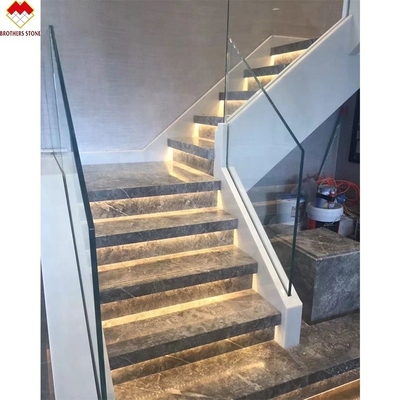 خطوة السلالم من الرخام الأبيض المصممة خصيصاً مع تصميمات مرتفعة