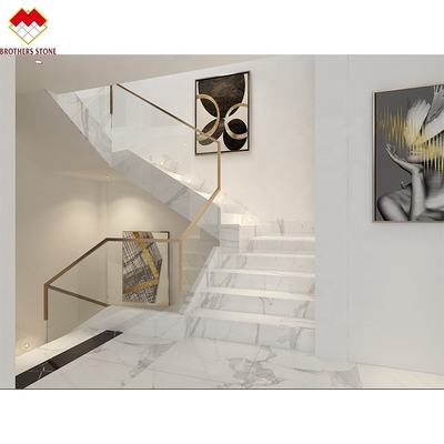 خطوة السلالم من الرخام الأبيض المصممة خصيصاً مع تصميمات مرتفعة