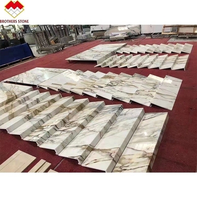 خطوات ذهبية كالاكاتا الملمعة في إيطاليا السلالم الرخامية في المناطق الداخلية الحجرية الفاخرة الحديثة