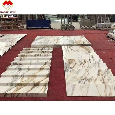 خطوات ذهبية كالاكاتا الملمعة في إيطاليا السلالم الرخامية في المناطق الداخلية الحجرية الفاخرة الحديثة