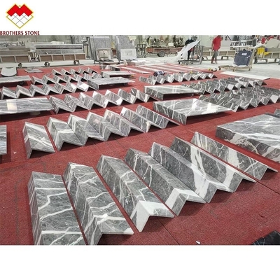 الدرج المنسوج بالعصري الرمادي الأبيض الحبوب الرخامية خطوات القوس المنحوت للداخل