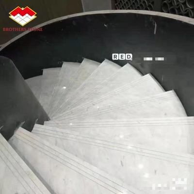 الدرج المنسوج بالعصري الرمادي الأبيض الحبوب الرخامية خطوات القوس المنحوت للداخل