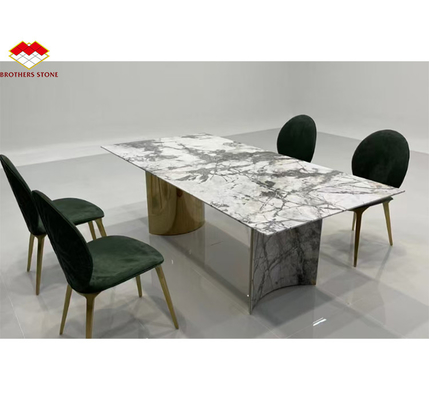 طاولة طعام مستديرة وحائط عصري