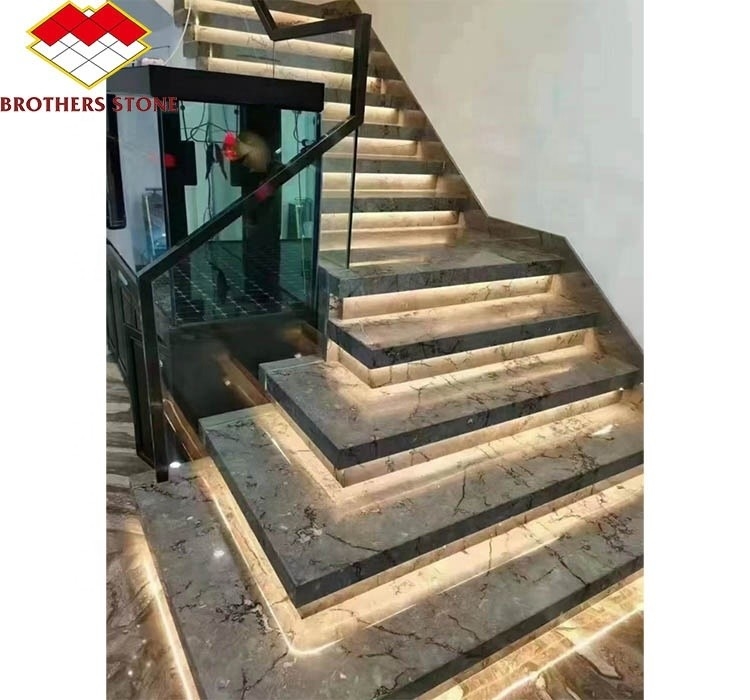 السلالم الحجرية الطبيعية على الطراز الأوروبي الحديث مع البلاط الملمع الكبير