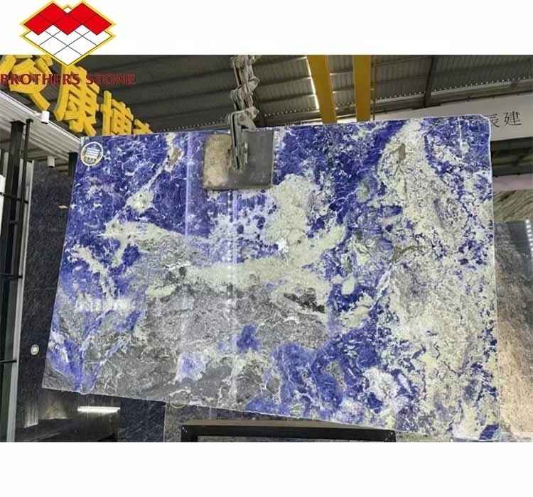 بلاط كبير حديث من الحجر الفاخر الأوردة البيضاء الرخام الكلوزونية لأرضية غرفة المعيشة